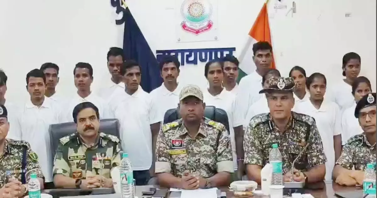 22 Naxalites surrendered 22 Naxalites surrendered