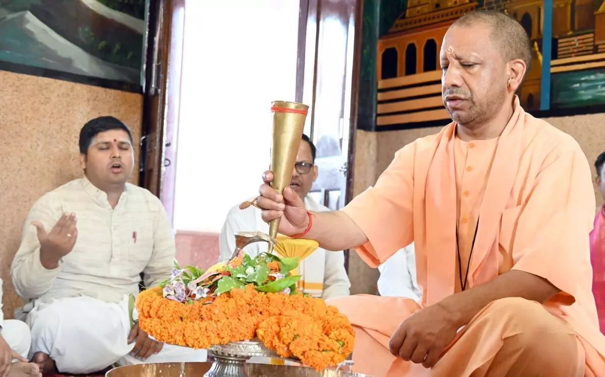 सीएम योगी का रुद्राभिषेक सीएम योगी का रुद्राभिषेक