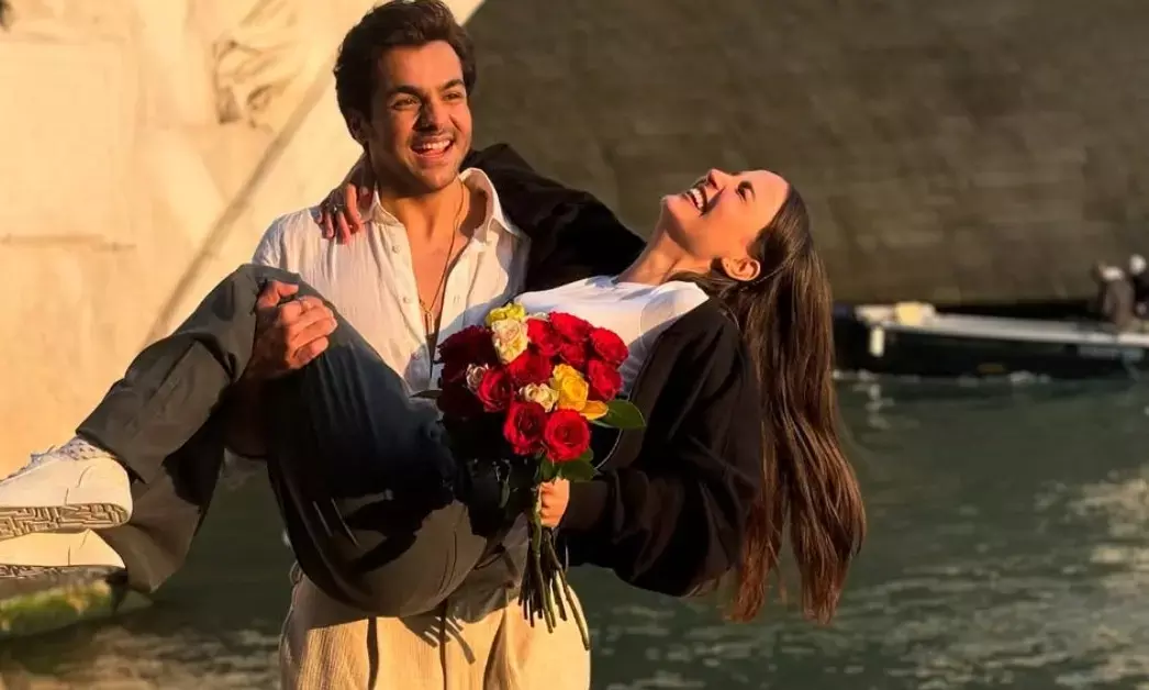 आशीष चंचलानी और एली अवराम की वायरल रोमांटिक तस्वीर, जिसने सोशल मीडिया पर डेटिंग की अटकलों को हवा दी।