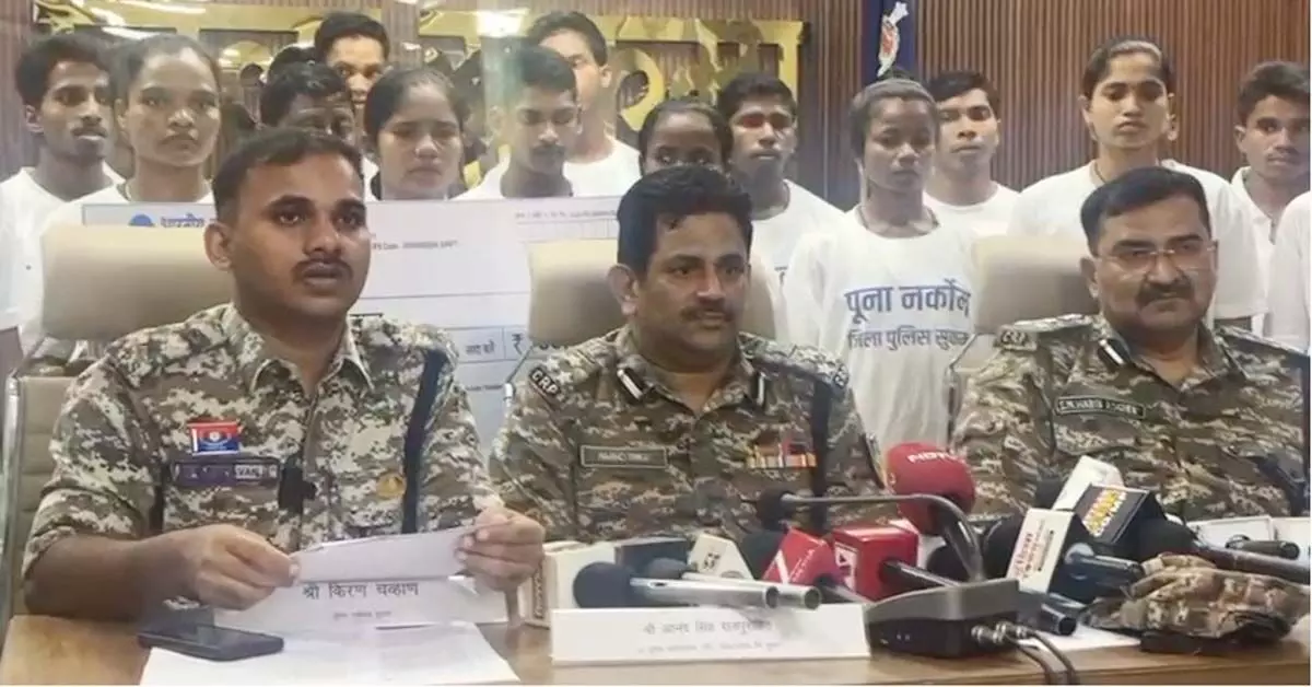 डीआईजी सीआरपीएफ आनन्द सिंह राजपुरोहित, किरण चव्हाण और एसपी सुकमा डीआईजी सीआरपीएफ आनन्द सिंह राजपुरोहित, किरण चव्हाण और एसपी सुकमा