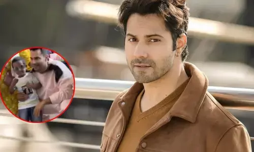 मुंबई एयरपोर्ट पर अभिनेता वरुण धवन ने एक छोटे फैन को अपना चश्मा गिफ्ट किया जिसका वीडियो वायरल हो रहा है।