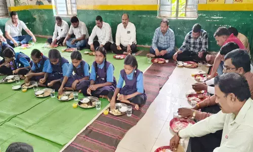 केशतरा स्कूल में न्योता भोज : शिक्षकों के साथ खीर-पूरी खाकर विद्यार्थी हुए खुश केशतरा स्कूल में न्योता भोज : शिक्षकों के साथ खीर-पूरी खाकर विद्यार्थी हुए खुश