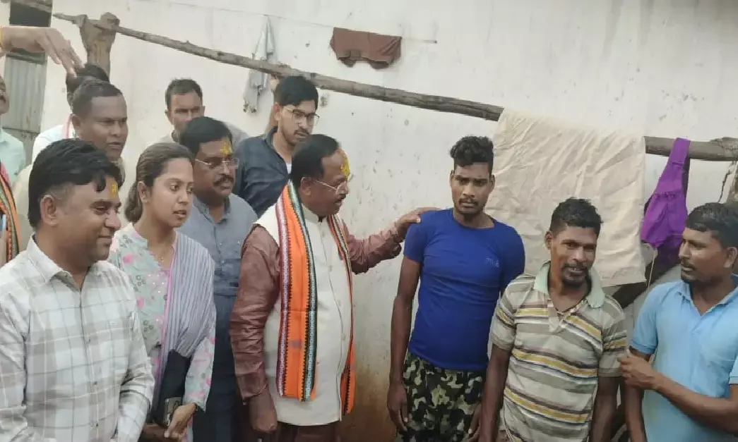 Agriculture Minister Ramvichar Netam talking to a youth of Kamar tribe