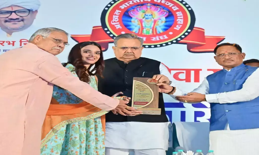 CM Vishnudev Sai giving award