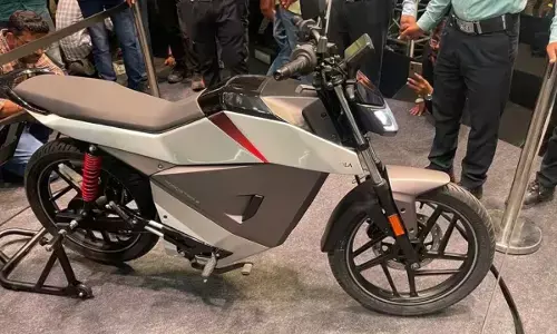 कंपनी ने इस मोटरसाइकिल के 4.5 kWh वैरिएंट की डिलीवरी शुरू की, फुल चार्ज पर 252Km रेंज