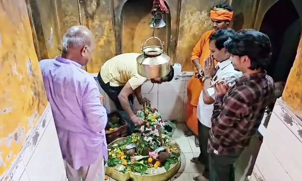 Devotees offering prayers to Lord Shiva