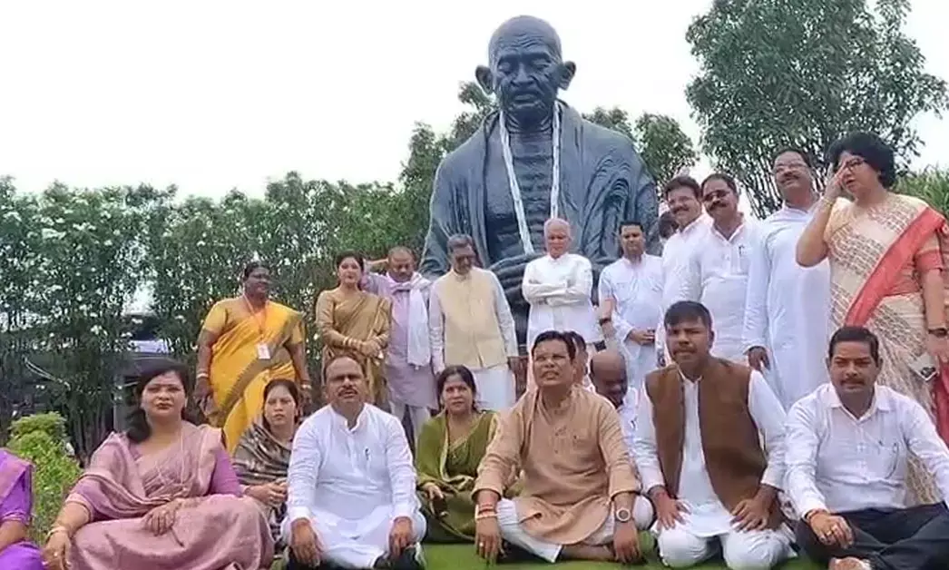 खाद संकट पर हंगामा, कांग्रेस विधायकों ने गांधी प्रतिमा के सामने किया प्रदर्शन