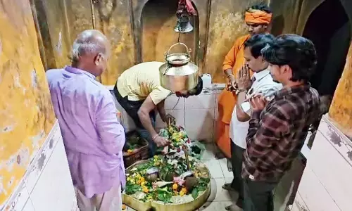 Devotees offering prayers to Lord Shiva