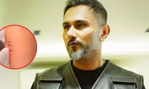 यो यो हनी सिंह ने भारत के दिग्गज संगतीकार एआर रहमान को सम्मान देते हुए उनके नाम का टैटू बनवाया है।