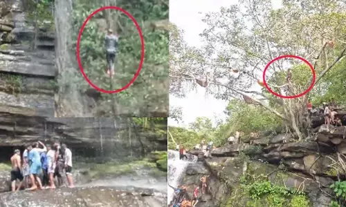 वॉटरफॉल में खतरनाक स्टंट करते हुए पर्यटक वॉटरफॉल में खतरनाक स्टंट करते हुए पर्यटक