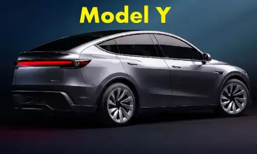 टेस्ला Model Y भारत लॉन्च के दौरान मुंबई शोरूम में शोकेस की गई, जुलाई 2025