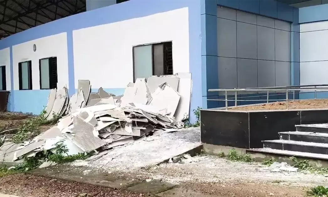 कन्वेंशन हॉल की फाल सिलिंग गिरी : हाउसिंग बोर्ड के दो अफसर सस्पेंड