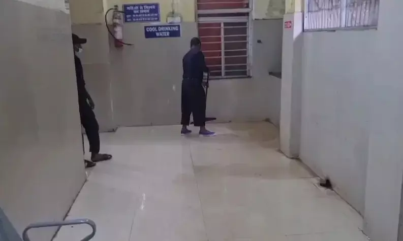 अंबिकापुर मेडिकल कॉलेज अस्पताल की गैलरी में चारो ओर बारिश का पानी टपकता हुआ दिखाई दे रहा है