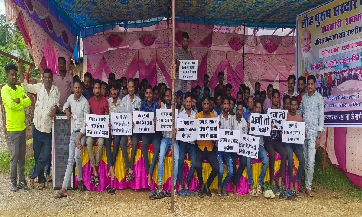 250 श्रमिक अनिश्चितकालीन भूख हड़ताल पर बैठे