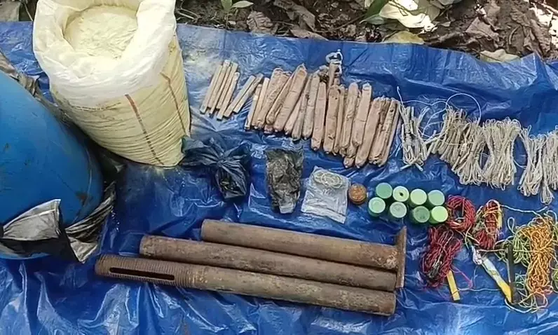 सुकमा जिले के मोसलमड़गू के जंगल में सुरक्षाबलों ने बड़े पैमाने पर विस्फोटक सामाग्री बरामद किया गया