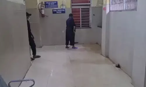 अंबिकापुर मेडिकल कॉलेज अस्पताल की गैलरी में चारो ओर बारिश का पानी टपकता हुआ दिखाई दे रहा है