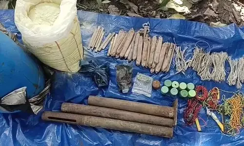 सुकमा जिले के मोसलमड़गू के जंगल में सुरक्षाबलों ने बड़े पैमाने पर विस्फोटक सामाग्री बरामद किया गया