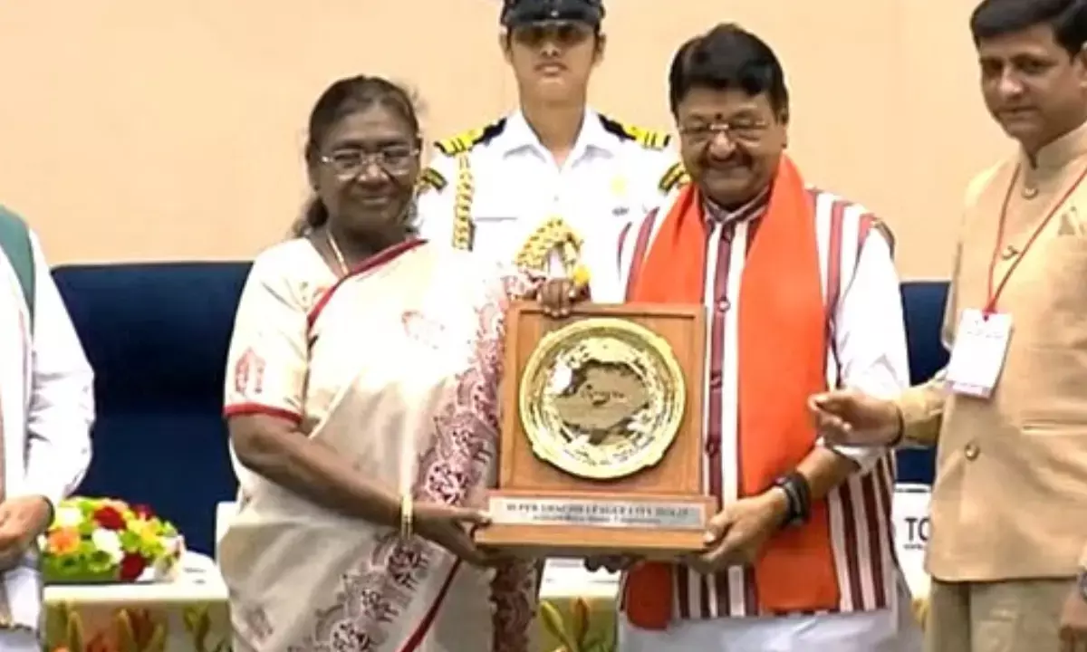 पुरस्कार मंत्री कैलाश विजयवर्गीय और महापौर पुष्यमित्र भार्गव को प्रदान किया गया पुरस्कार मंत्री कैलाश विजयवर्गीय और महापौर पुष्यमित्र भार्गव को प्रदान किया गया