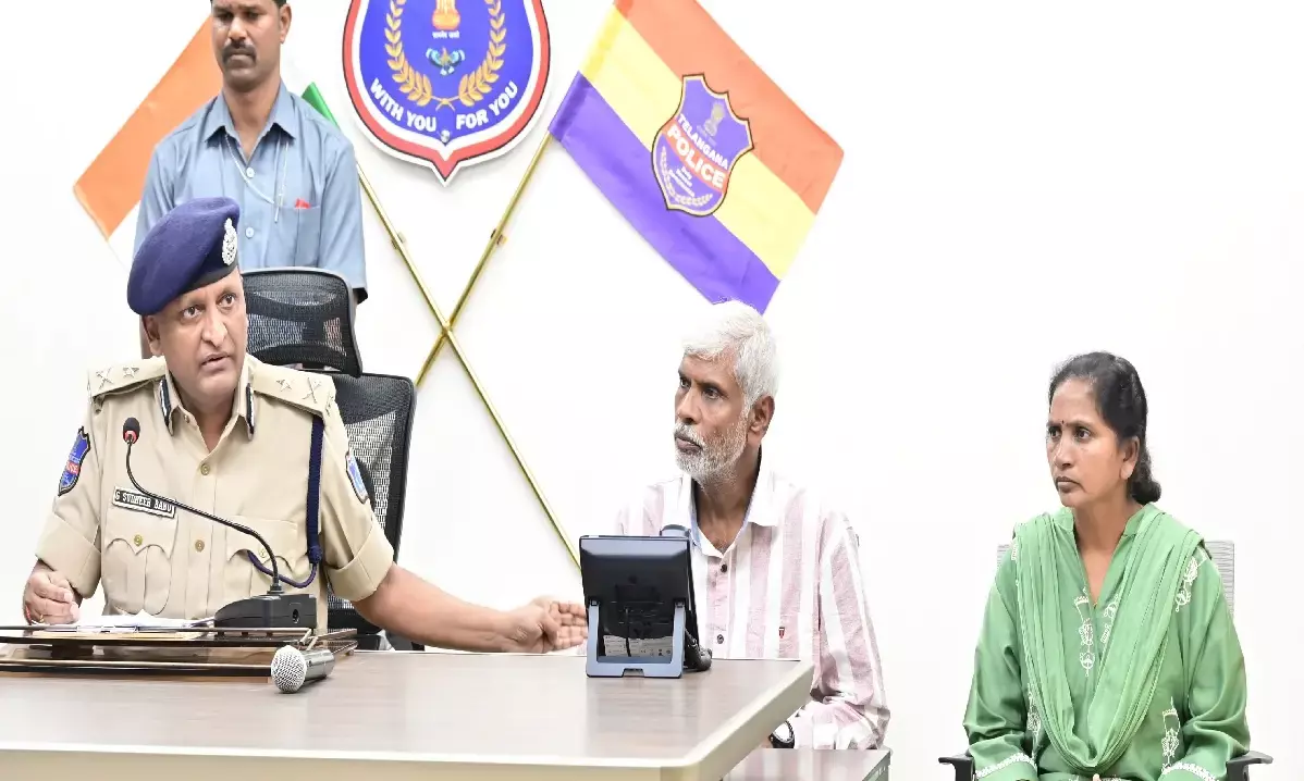 नक्सल नेता संजीव उर्फ़ लैगू दादा ने अपनी पत्नी DKSZC पार्वती उर्फ़ दीना के साथ किया आत्मसमर्पण