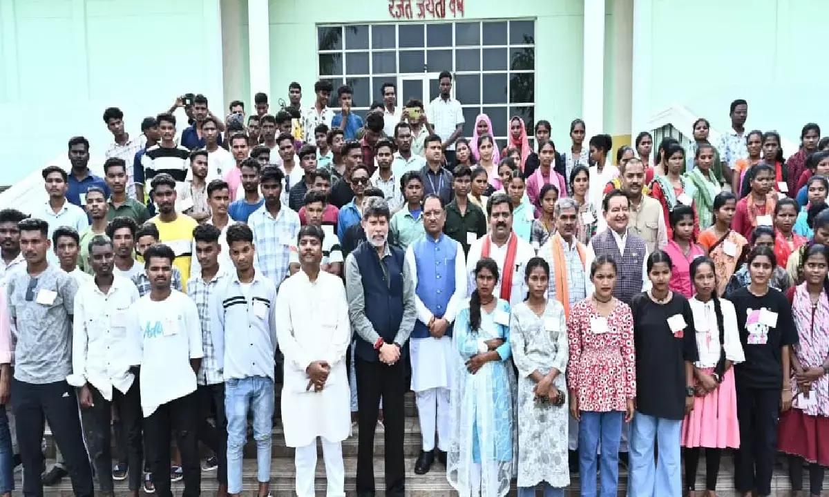 CM विष्णुदेव साय ने बस्तर से आये 100 युवाओं से मुलाकात की