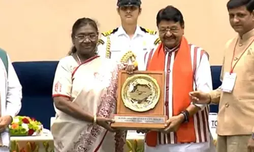 पुरस्कार मंत्री कैलाश विजयवर्गीय और महापौर पुष्यमित्र भार्गव को प्रदान किया गया