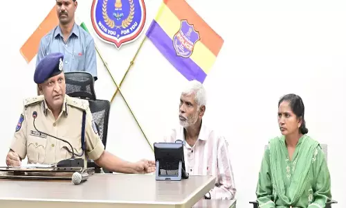 नक्सल नेता संजीव उर्फ़ लैगू दादा ने अपनी पत्नी DKSZC पार्वती उर्फ़ दीना के साथ किया आत्मसमर्पण