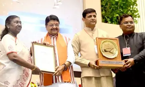 दिल्ली: राष्ट्रपति से स्वच्छता पुरस्कार प्राप्त करते मंत्री विजयवर्गीय व इंदौर मेयर।