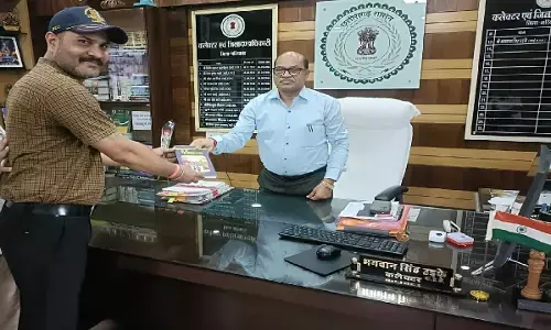 कलेक्टर भगवान सिंह उइके को राजिम शिक्षा विभाग के व्याख्याता सागर शर्मा ने ओ मेरी पाठशाला भेंट की