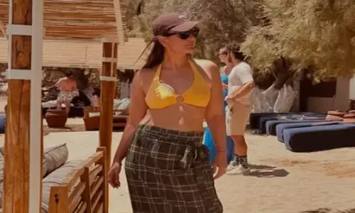 एक्ट्रेस करीना कपूर ग्रीस में मना रहीं छुट्टियां