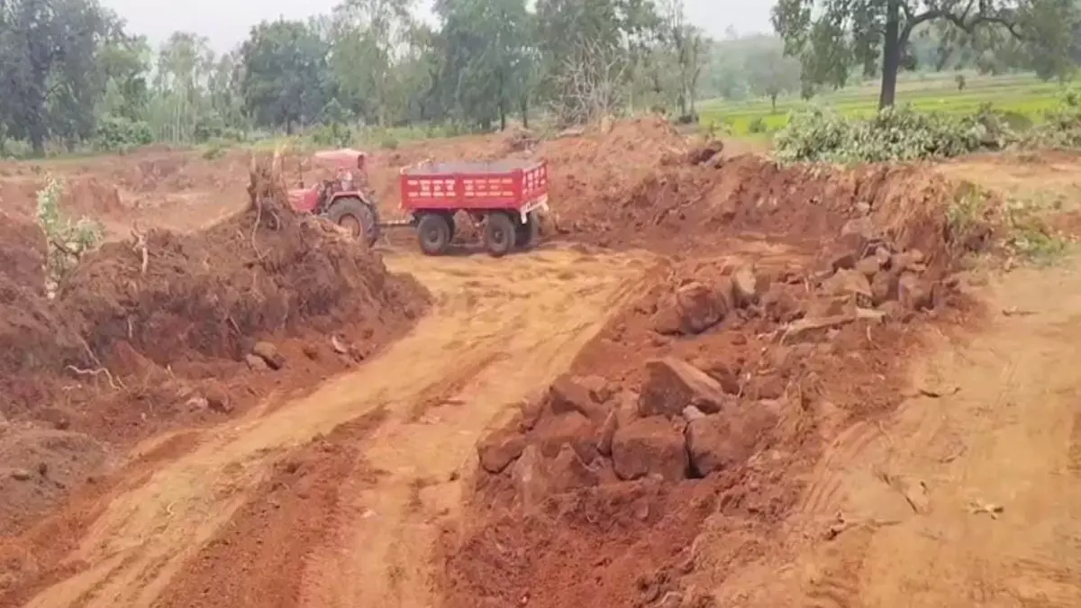 समतल जमीन खोदकर बना डाला तालाब : माफिया ने सैकड़ों पेड़ों की भी चढ़ा दी बलि, प्रशासन को सुध नहीं समतल जमीन खोदकर बना डाला तालाब : माफिया ने सैकड़ों पेड़ों की भी चढ़ा दी बलि, प्रशासन को सुध नहीं