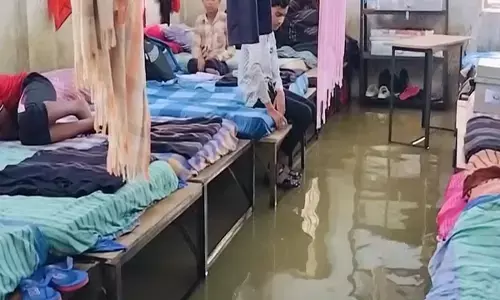 छात्रावास में भरा पानी : सूरजपुर में प्री मैट्रिक आदिवासी बालक छात्रावास के बच्चे बदहाल छात्रावास में भरा पानी : सूरजपुर में प्री मैट्रिक आदिवासी बालक छात्रावास के बच्चे बदहाल