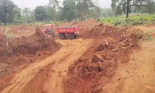 समतल जमीन खोदकर बना डाला तालाब : माफिया ने सैकड़ों पेड़ों की भी चढ़ा दी बलि, प्रशासन को सुध नहीं समतल जमीन खोदकर बना डाला तालाब : माफिया ने सैकड़ों पेड़ों की भी चढ़ा दी बलि, प्रशासन को सुध नहीं