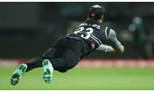 न्यूजीलैंड को ट्राई सीरीज के बीच लगा झटका, धाकड़ ऑलराउंडर बिना मैच खेले बाहर