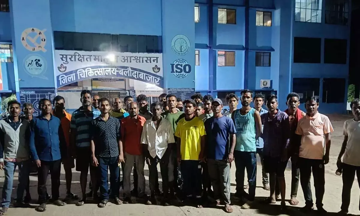 मुआवजे की मांग करते ग्रामीण