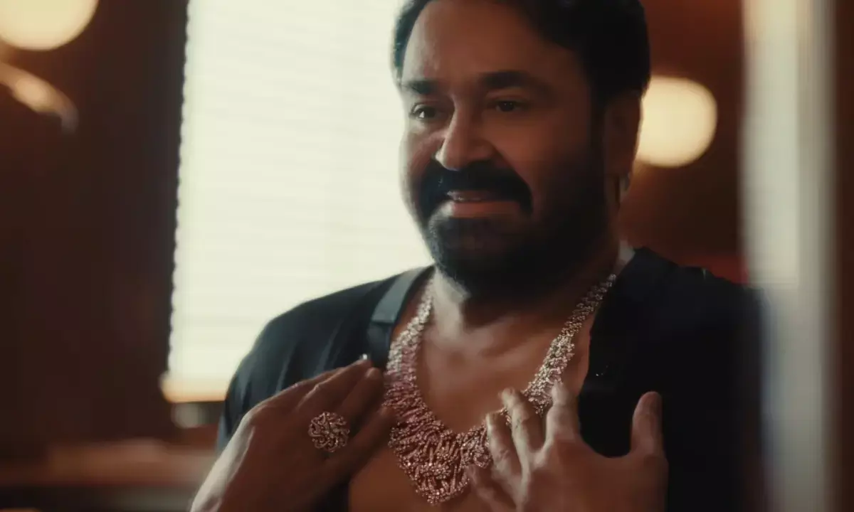 एक ज्वेलरी विज्ञापन में साउथ अभिनेता मोहनलाल गहने पहने नजर आए।