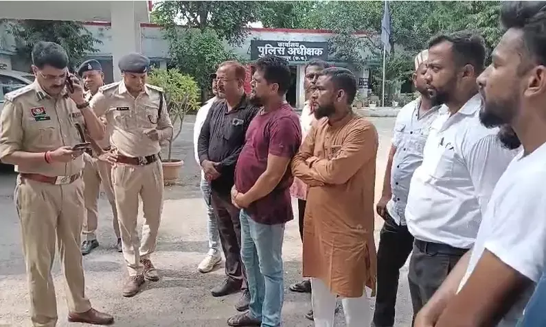 मोहल्ले वासियों ने इसकी शिकायत सिविल लाइन थाने में दर्ज करवाई