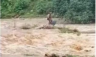 घुँघुटा नदी पार कर घर जा रहे बुजुर्ग नदी में अचानक पानी आने से फंस गया जिन्हें ग्रामीण जनों द्वारा सुरक्षित निकाल लिया गया है