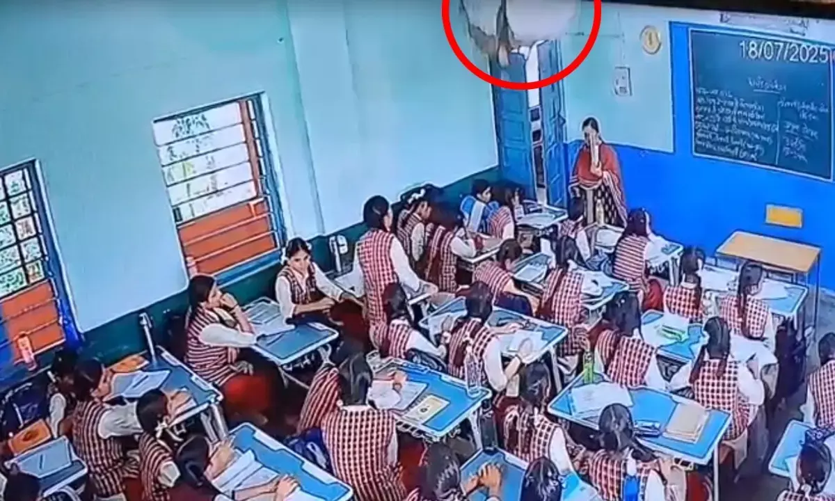 bhopal government Maharani Laxmibai School roof collapse incident Video