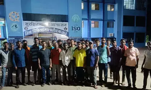 मुआवजे की मांग करते ग्रामीण