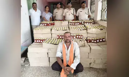 चूरन बेच रहा था शराब : चौरेंगा गांव में बाड़ी के कमरे से 106 पेटी अवैध देशी शराब बरामद