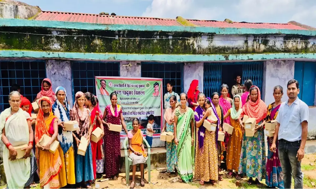 सीएम विष्णु देव साय सरकार की चरण पादुका योजना के तहत 10 हजार चरण पादुका का वितरण किया गया