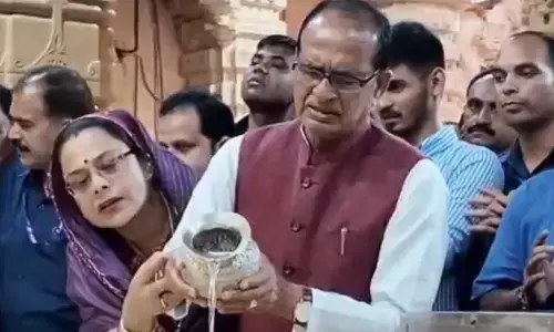 गुजरात: पत्नी साधना सिंह के साथ सोमनाथ मंदिर में शिव अभिषेक करते केंद्रीय मंत्री शिवराज।