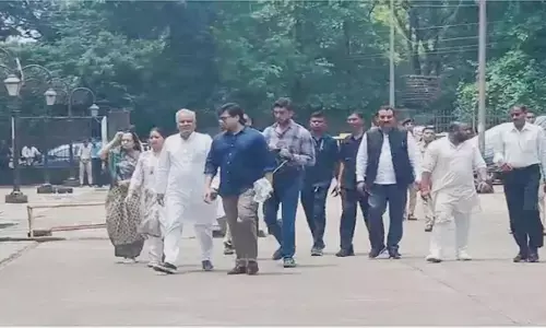 पूर्व सीएम भूपेश बघेल रविवार को अपने परिवार के साथ ED ऑफिस पहुंचे