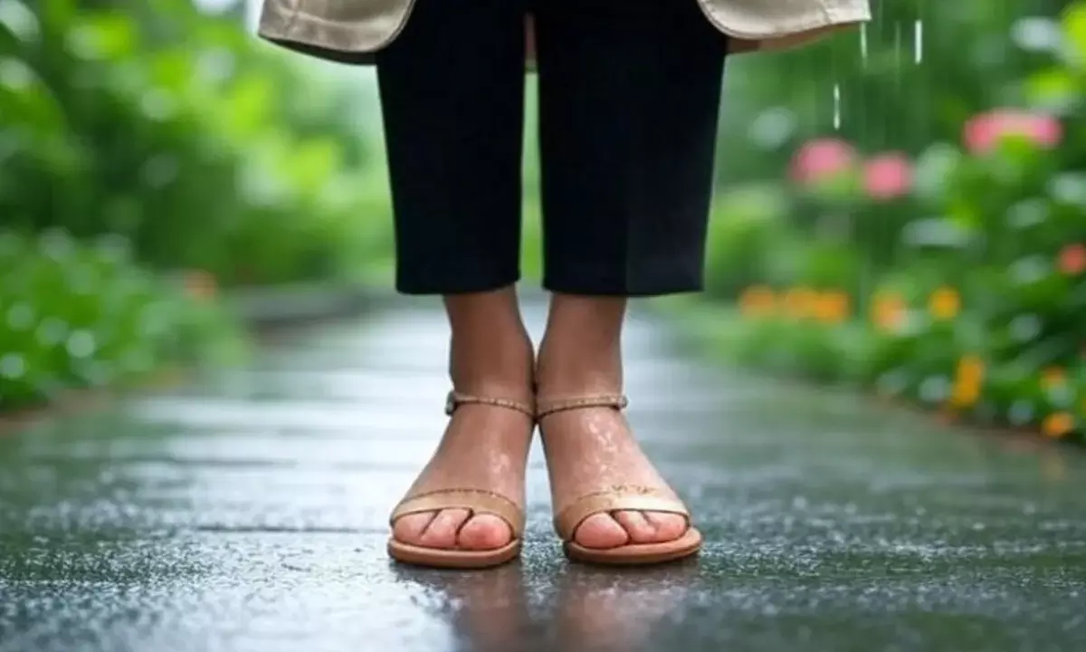 बारिश के मौसम के दौरान ऑफिस में बेफ्रिक होकर ये सैंडल पहनें