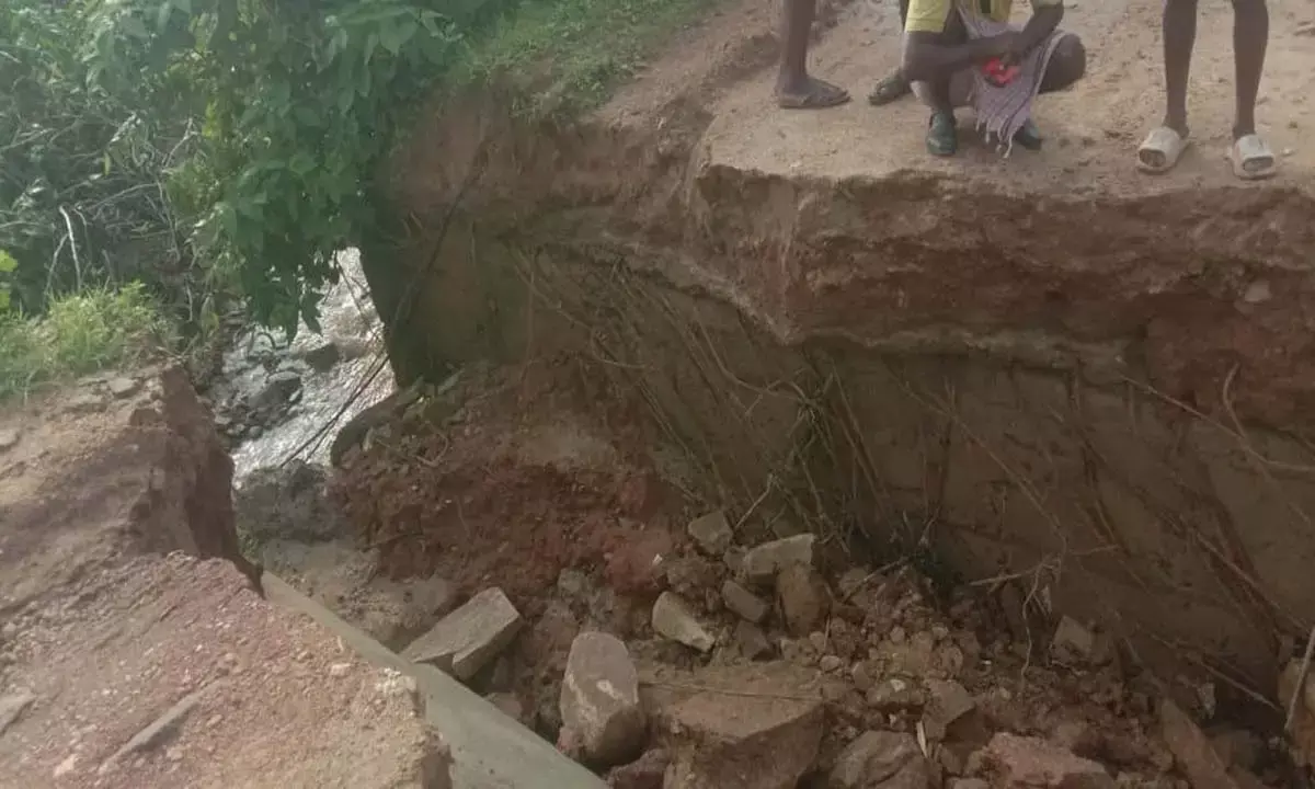 बारिश में बह गया पुल