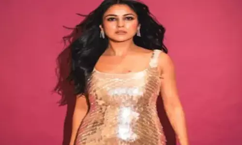 एक्ट्रेस शहनाज गिल की गोल्डन मिडी ड्रेस