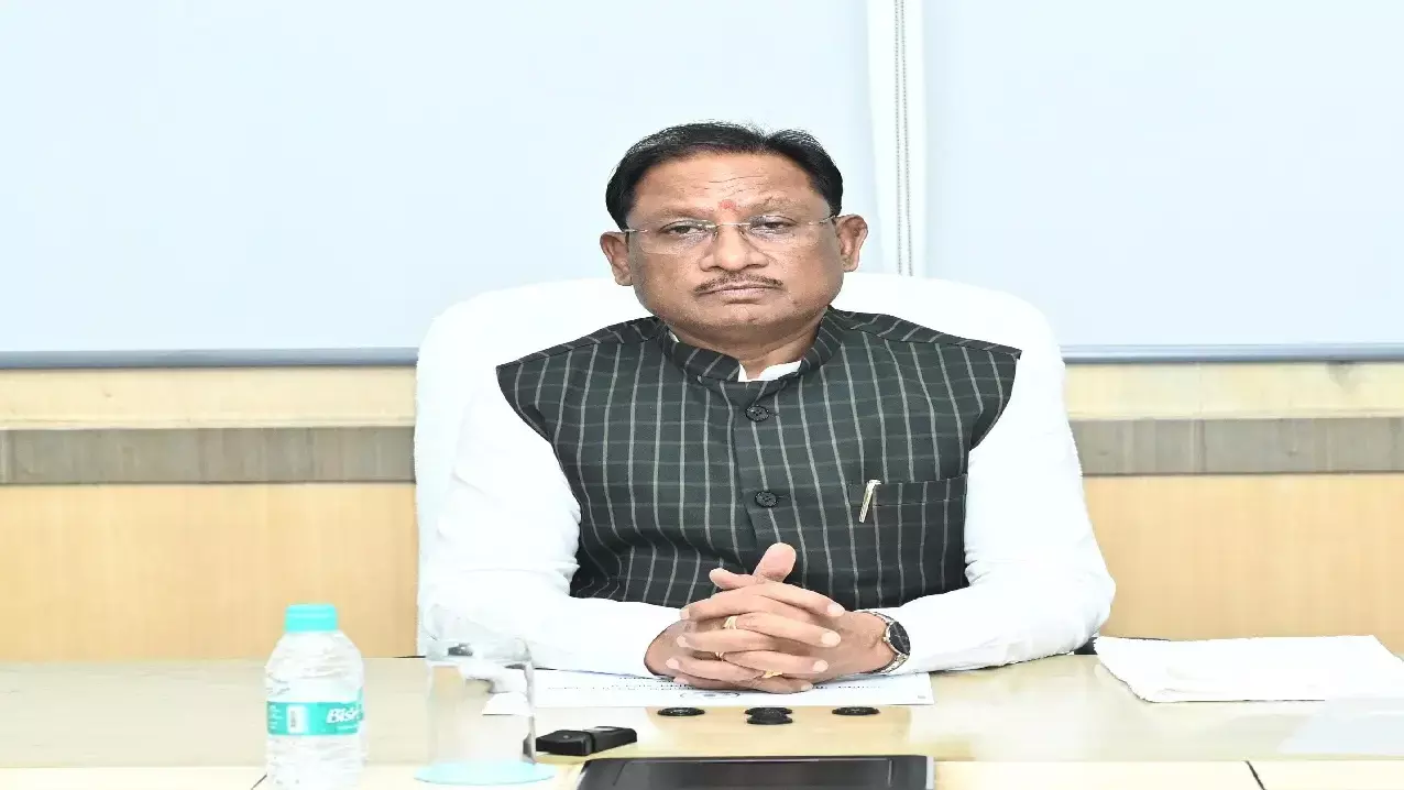 सीएम विष्णु देव साय ने महानदी भवन में अधिकारियों की बैठक ली सीएम विष्णु देव साय ने महानदी भवन में अधिकारियों की बैठक ली