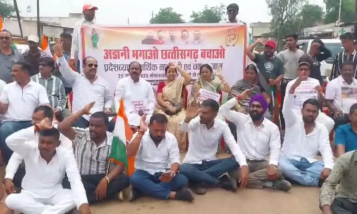 चैतन्य बघेल की गिरफ्तारी के विरोध में खरोरा में कांग्रेस ने चक्काजाम किया