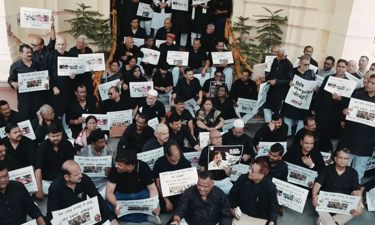 बिहार विधानसभा में SIR के विरोध में हंगामा, टेबल पर चढ़े विधायक