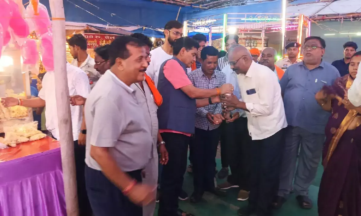 मंत्री टंकराम वर्मा बलौदाबाजार के दशहरा मैदान में लगे मीना बाजार पहुंचे